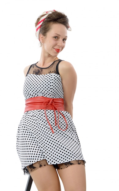 Donna sorridente, vestita in stile pin up