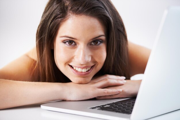 Donna sorriso e sul portatile per rilassarsi ritratto e felice per il riposo mentalità positiva e faccia persona femminile pace e fiducia con la tecnologia internet e connessione o networking online o web