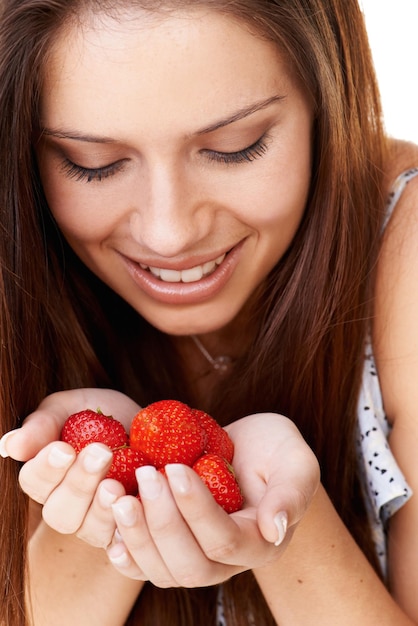 Donna sorriso e tenendo frutta di fragola per disintossicazione dieta vegana e ingredienti organici freschi per la nutrizione viso di ragazza felice con bacche rosse cibo sano e benefici sostenibili di vitamina C