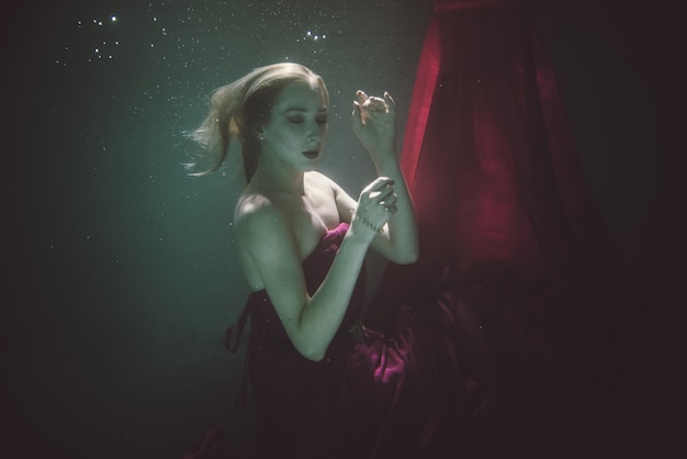 Donna sott'acqua