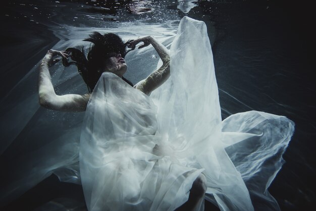 Donna sott'acqua