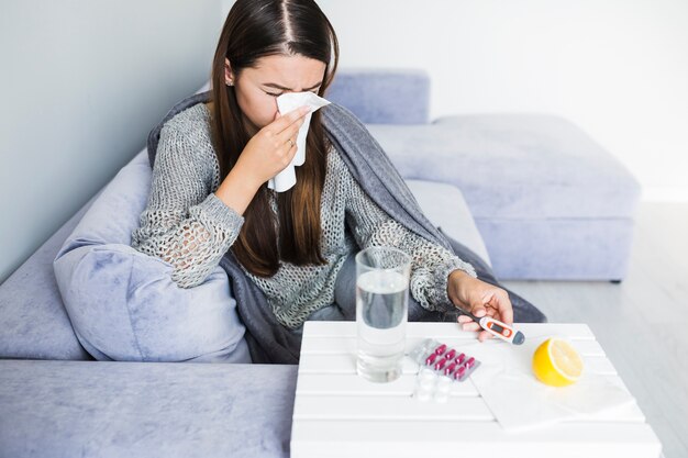 Donna sotto coperta con i farmaci