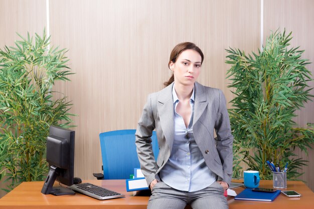 Donna sotto stress che lavora in ufficio