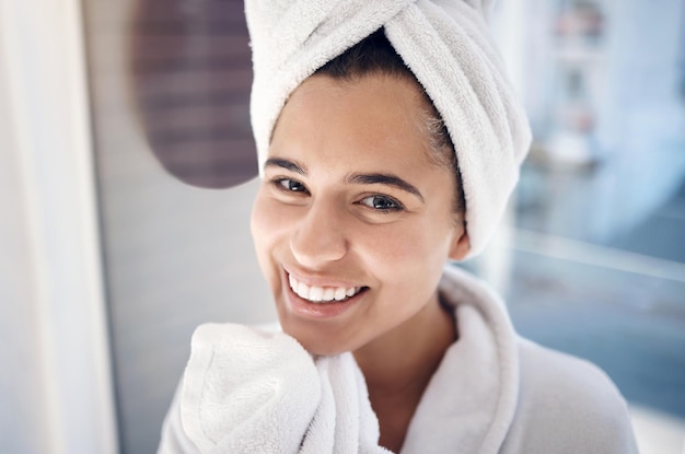 Donna spa e ritratto sorriso per il lavaggio dell'igiene o la cura della pelle di bellezza o il trattamento cosmetico del bagno Felice volto femminile sorridente con i denti di felicità o soddisfazione per la cura del viso o la pulizia di lusso