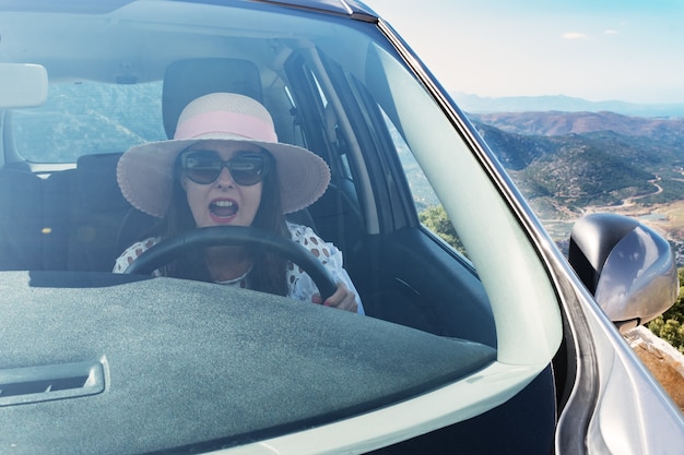 Donna spaventata grida mentre guida l'auto