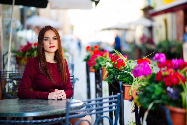 Donna splendida che sta ad una terrazza