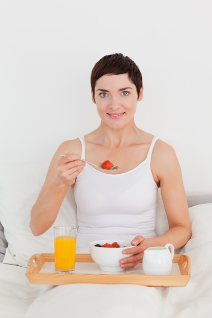 Donna splendida facendo colazione