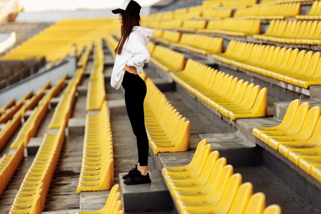 Donna sportiva allo stadio sulle scale in estate Donna che fa esercizi