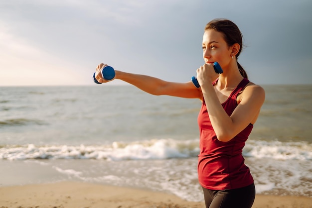 Donna sportiva che fa esercizi all'aperto Donna che fa stretching Concept di allenamento sportivo per la vita attiva