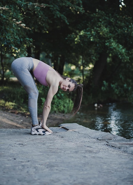 Donna sportiva che fa stretching nel parco