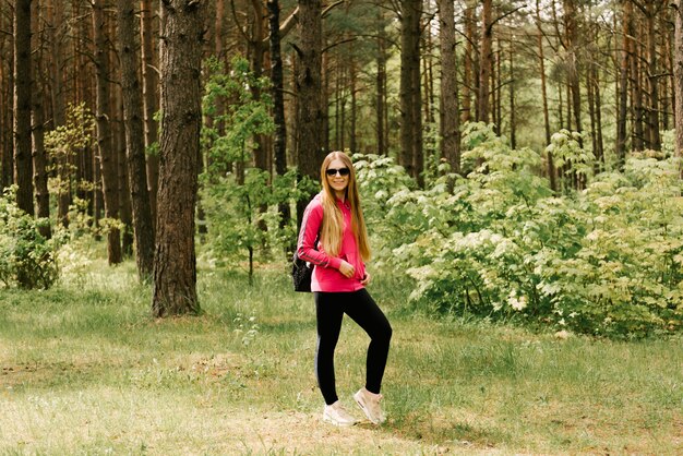 Donna sportiva che sta nella foresta