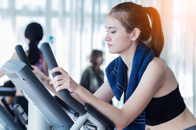 donna sportiva godere allenamento con tapis roulant in palestra centro fitness