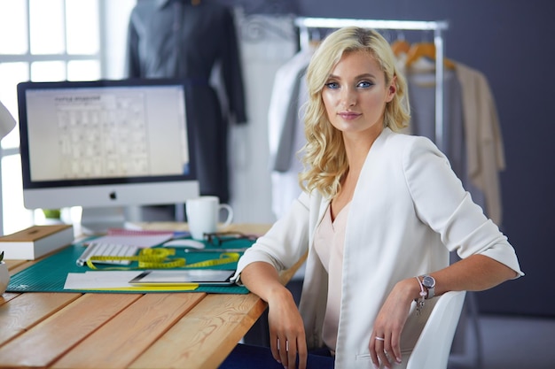 Donna stilista che lavora ai suoi disegni in studio