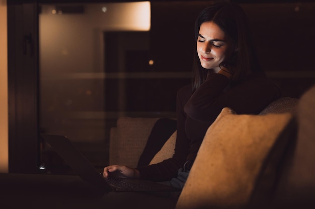 Donna stressata a tarda notte con un forte terribile attacco di mal di collo dopo lo studio del portatile del computer addormentata esausta ragazza che soffre di emicrania cronica massaggiando il muscolo per alleviare la tensione del mal di colloxA