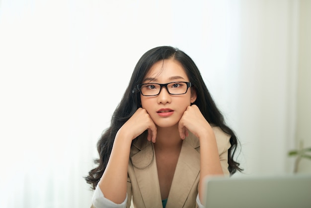 Donna stressata che lavora al computer portatile in ufficio a casa