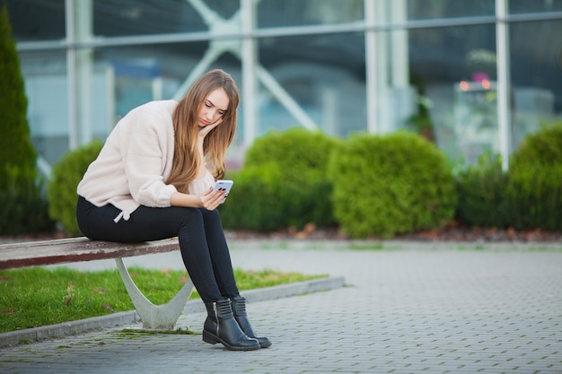 Donna stressata dal lavoro seduti all'aperto, stampa di colleghi