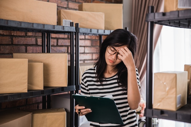 Donna stressata mentre si lavora