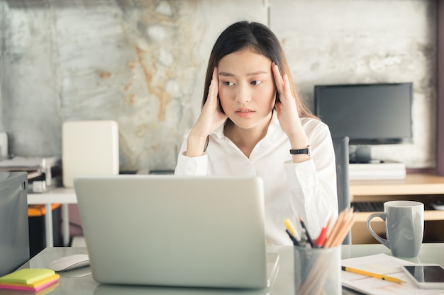 Donna stressata nel suo ufficio.