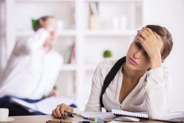 Donna stressata sul posto di lavoro