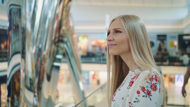 Donna stupita nel centro commerciale.