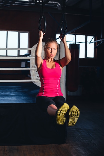 Donna su anelli di ginnastica