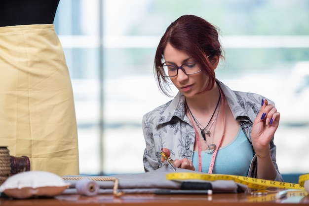 Donna su misura lavorando su nuovi vestiti