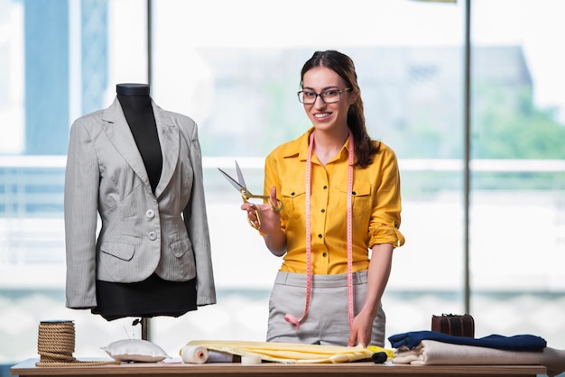 Donna su misura lavorando su nuovi vestiti