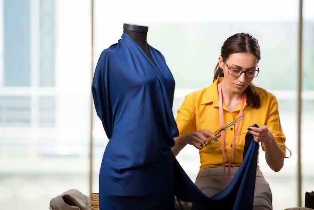 Donna su misura lavorando su nuovi vestiti