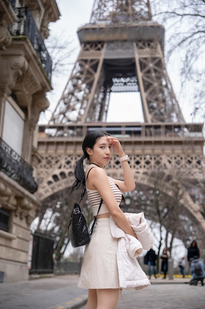 Donna su strada a Parigi con la Torre Eiffel Parigi Francia