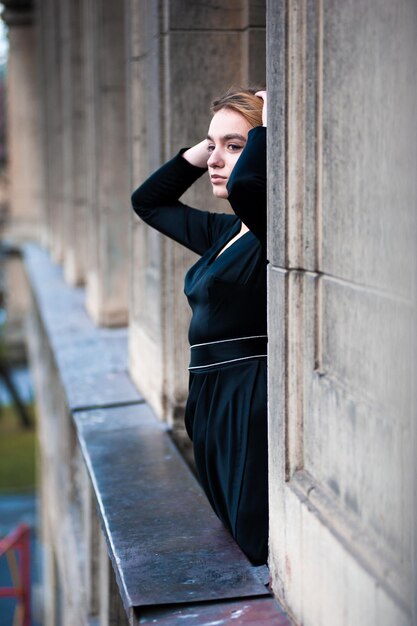 Donna sul balcone della strada