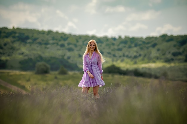 Donna sul campo di lavanda