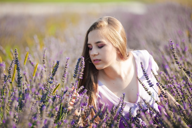 Donna sul campo di lavanda