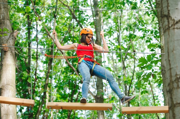 Donna sul parco roping