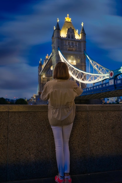Donna sul ponte di Londra