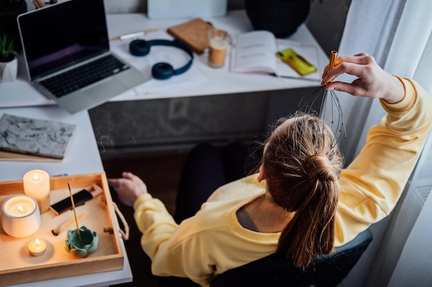 Donna sul posto di lavoro con massaggiatore per la testa Grattacapelli con le dita Automassaggio con massaggiatore per la testa Formicolio del cuoio capelluto per ridurre lo stress e per la crescita dei capelli e il rilassamento profondo del corpo