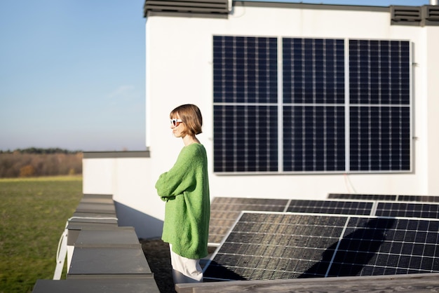 Donna sul tetto della sua casa con una stazione solare