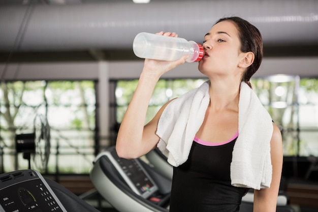 Donna sull'acqua potabile della pedana mobile alla palestra