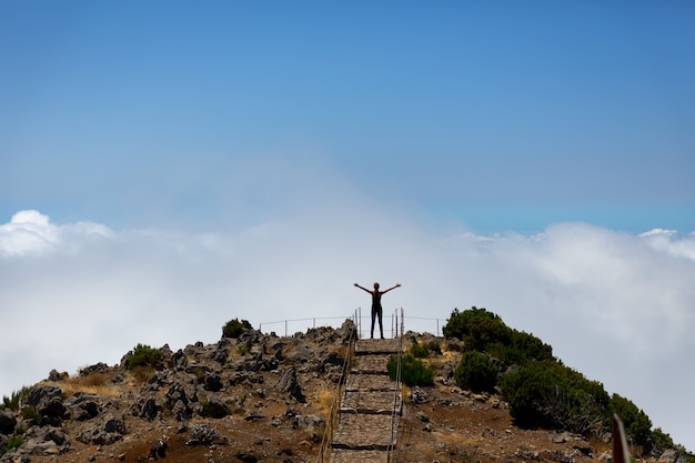 Donna sulla cima della montagna