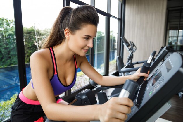 Donna sulla cyclette in palestra