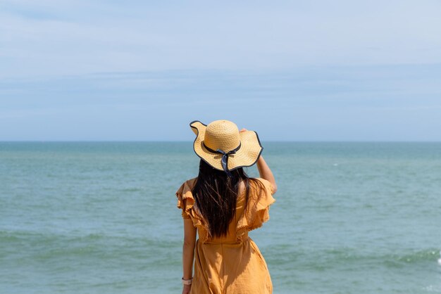 Donna sulla spiaggia di sabbia