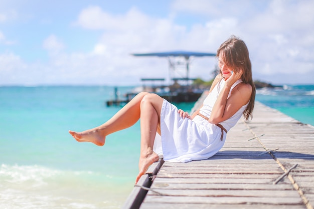 Donna sulla spiaggia godendo le vacanze estive