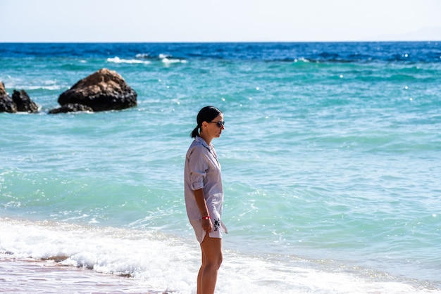 Donna sulla spiaggia mare