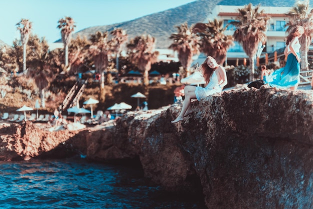 Donna sulla spiaggia rocciosa