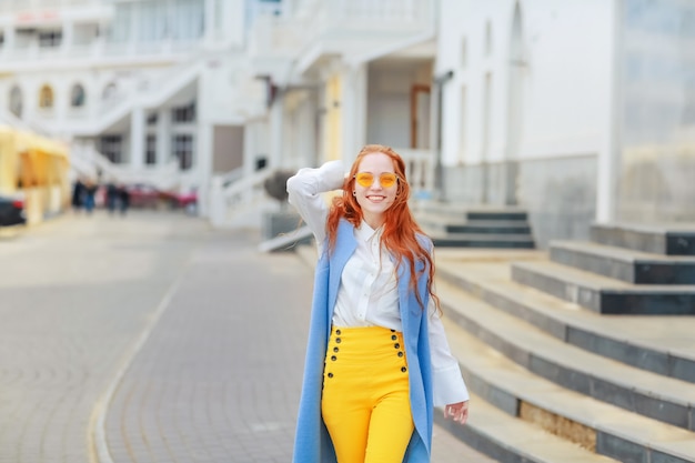 Donna sulla strada in primavera in bei vestiti luminosi