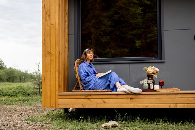 Donna sulla terrazza di una casa sulla natura