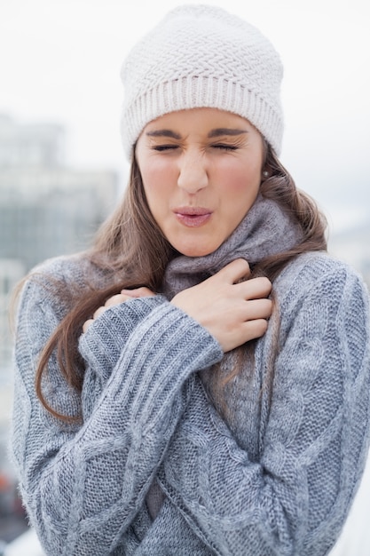 Donna sveglia di brivido con i vestiti di inverno sulla posa