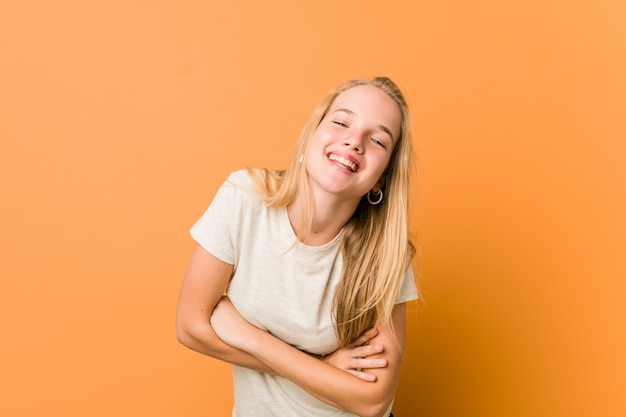 Donna sveglia e naturale dell'adolescente che ride e che si diverte.