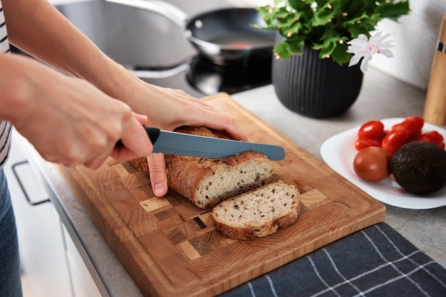 Donna Taglio Pagnotta Di Pane Con Coltello Grosso