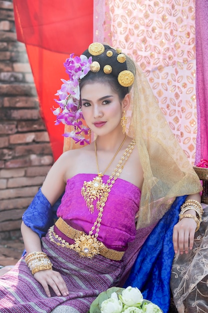 Donna tailandese beautyful che indossa vestiti tradizionali tailandesi