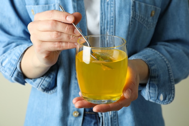 Donna tenere cucchiaio e bicchiere di gelatina di limone